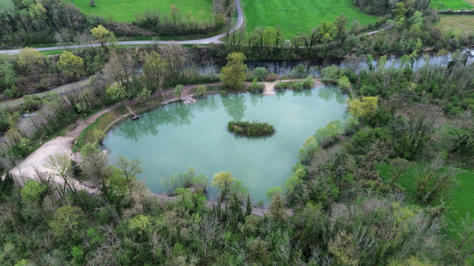 Vue aérienne des berges du lac du Sauget