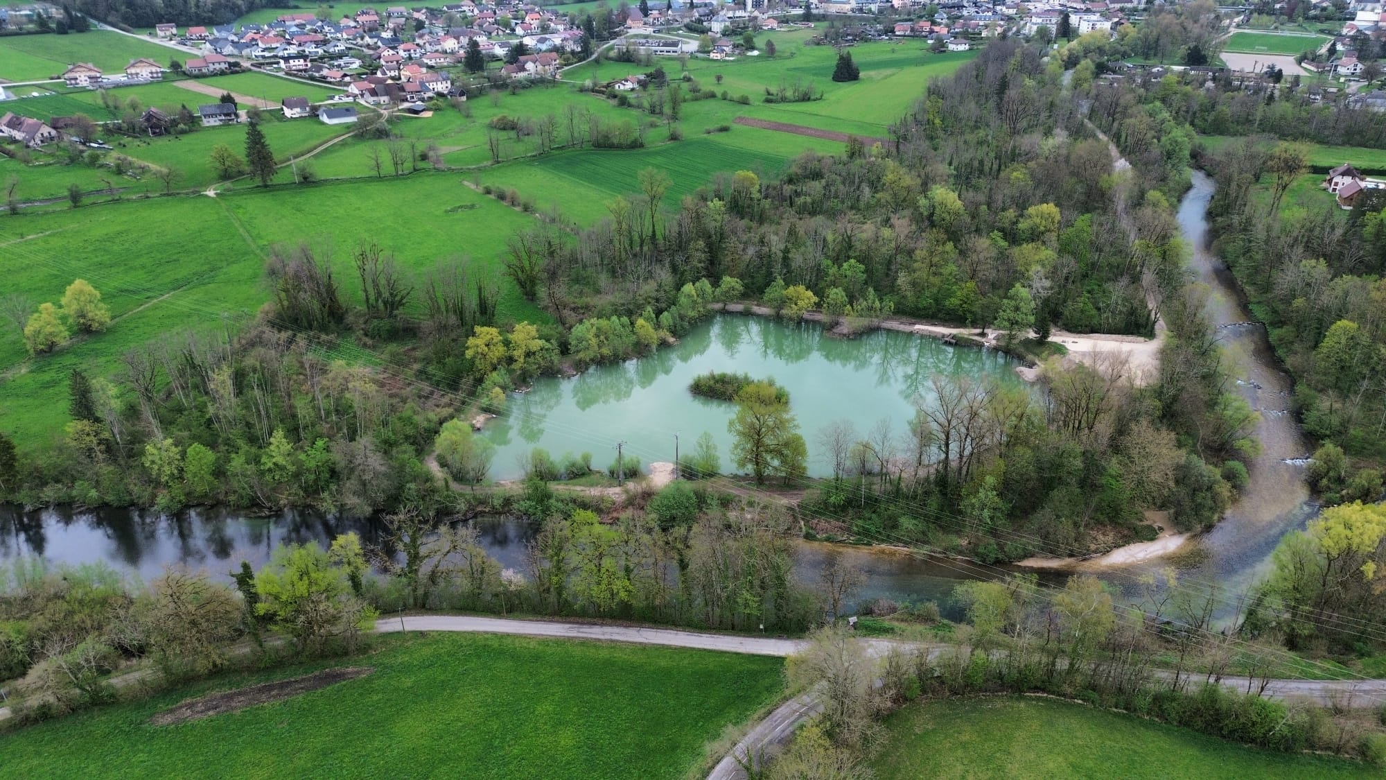 Vue aérienne du lac du Sauget et du Guiers